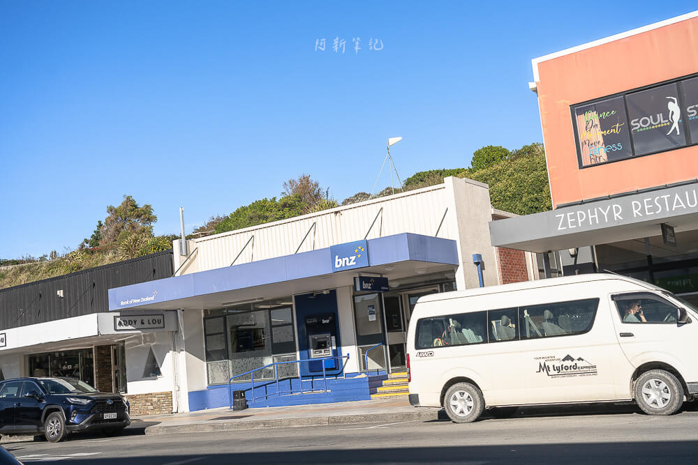凱庫拉 主街商店與旅遊巴士