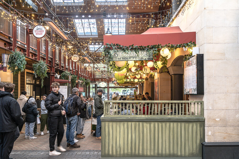 皇后鎮 室內商店街燈籠餐廳