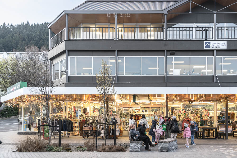 皇后鎮 湖畔玻璃屋頂商店建築