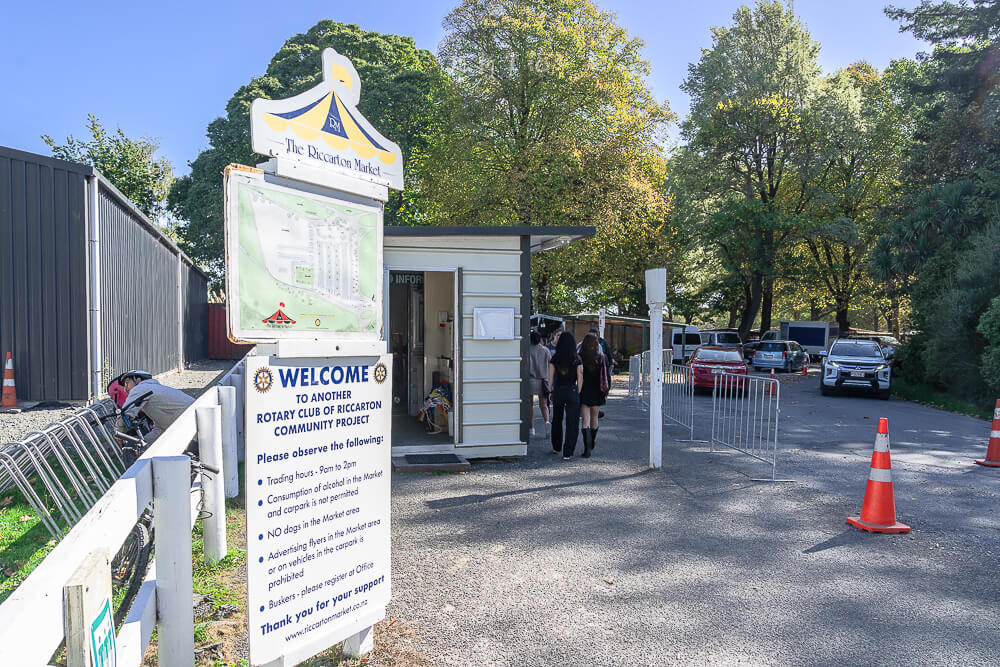 Riccarton Sunday Market,基督城市集,基督城週日市集,Christchurch Sunday Market,紐西蘭市集推薦,紐西蘭跳蚤市場,基督城自由行,Christchurch自由行,紐西蘭行程推薦,紐西蘭在地體驗,基督城景點,基督城週末去哪,Christchurch旅遊景點,基督城便宜逛街,基督城必逛市集,紐西蘭旅遊市集,紐西蘭週日行程,Christchurch週末活動,基督城購物推薦