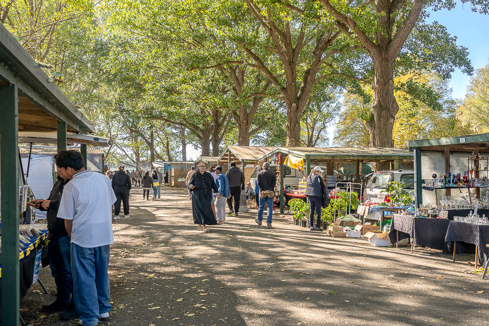 Riccarton Sunday Market,基督城市集,基督城週日市集,Christchurch Sunday Market,紐西蘭市集推薦,紐西蘭跳蚤市場,基督城自由行,Christchurch自由行,紐西蘭行程推薦,紐西蘭在地體驗,基督城景點,基督城週末去哪,Christchurch旅遊景點,基督城便宜逛街,基督城必逛市集,紐西蘭旅遊市集,紐西蘭週日行程,Christchurch週末活動,基督城購物推薦