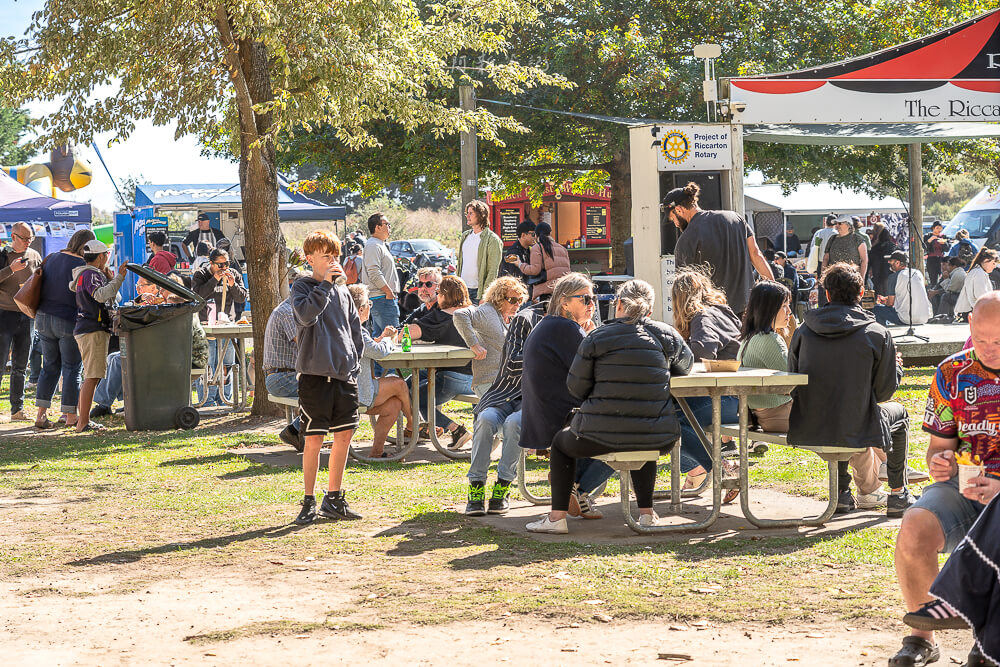 Riccarton Sunday Market,基督城市集,基督城週日市集,Christchurch Sunday Market,紐西蘭市集推薦,紐西蘭跳蚤市場,基督城自由行,Christchurch自由行,紐西蘭行程推薦,紐西蘭在地體驗,基督城景點,基督城週末去哪,Christchurch旅遊景點,基督城便宜逛街,基督城必逛市集,紐西蘭旅遊市集,紐西蘭週日行程,Christchurch週末活動,基督城購物推薦