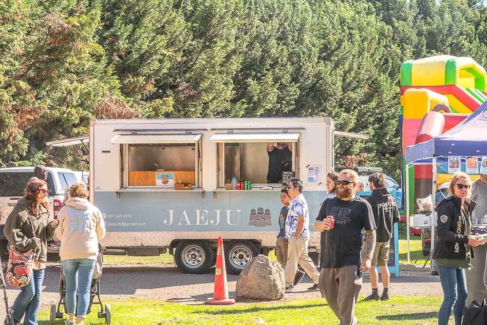 Riccarton Sunday Market,基督城市集,基督城週日市集,Christchurch Sunday Market,紐西蘭市集推薦,紐西蘭跳蚤市場,基督城自由行,Christchurch自由行,紐西蘭行程推薦,紐西蘭在地體驗,基督城景點,基督城週末去哪,Christchurch旅遊景點,基督城便宜逛街,基督城必逛市集,紐西蘭旅遊市集,紐西蘭週日行程,Christchurch週末活動,基督城購物推薦