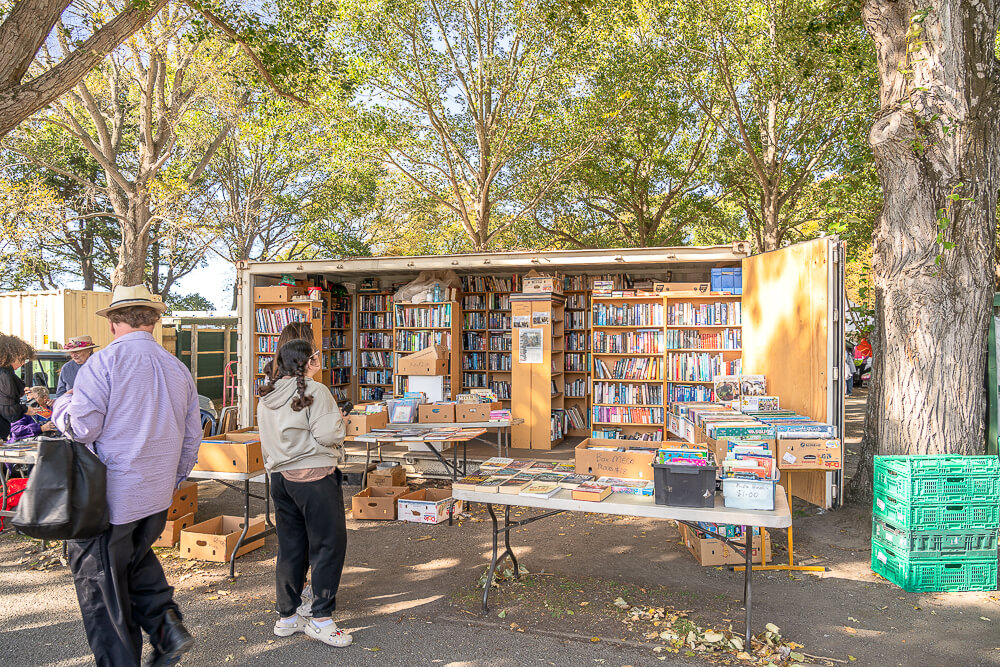 Riccarton Sunday Market,基督城市集,基督城週日市集,Christchurch Sunday Market,紐西蘭市集推薦,紐西蘭跳蚤市場,基督城自由行,Christchurch自由行,紐西蘭行程推薦,紐西蘭在地體驗,基督城景點,基督城週末去哪,Christchurch旅遊景點,基督城便宜逛街,基督城必逛市集,紐西蘭旅遊市集,紐西蘭週日行程,Christchurch週末活動,基督城購物推薦