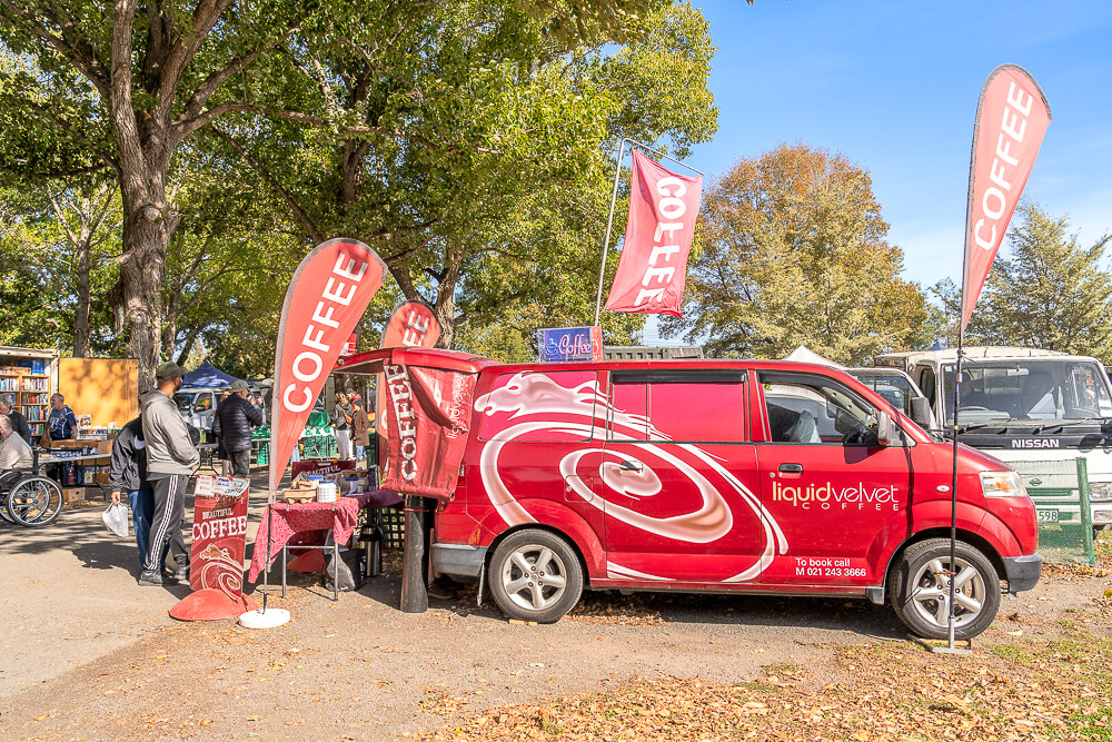 Riccarton Sunday Market,基督城市集,基督城週日市集,Christchurch Sunday Market,紐西蘭市集推薦,紐西蘭跳蚤市場,基督城自由行,Christchurch自由行,紐西蘭行程推薦,紐西蘭在地體驗,基督城景點,基督城週末去哪,Christchurch旅遊景點,基督城便宜逛街,基督城必逛市集,紐西蘭旅遊市集,紐西蘭週日行程,Christchurch週末活動,基督城購物推薦
