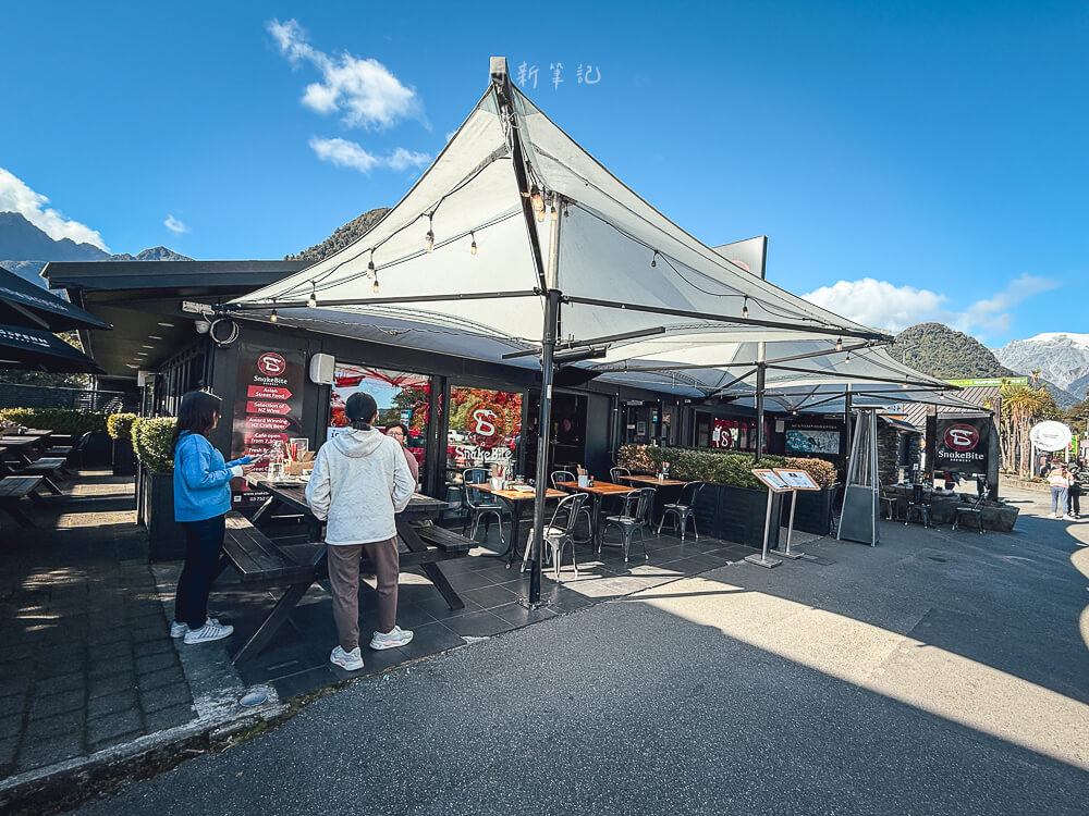 SnakeBite Brewery,Franz Josef餐廳,紐西蘭精釀餐廳,SnakeBite餐廳,紐西蘭酒吧推薦,紐西蘭南島美食,Franz Josef美食,冰河小鎮餐廳,紐西蘭亞洲料理,SnakeBite Franz Josef,紐西蘭精釀啤酒,紐西蘭旅遊美食,Franz Josef必吃,南島酒吧推薦,紐西蘭自由行餐廳,SnakeBite Brewery評價,Franz Josef吃什麼,紐西蘭酒館推薦,紐西蘭餐酒館,南島自由行美食推薦