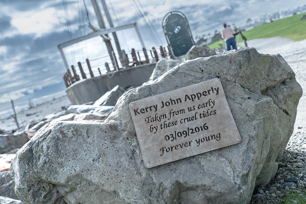 Shipwreck Memorial Hokitika,Hokitika Shipwreck Memorial,Tambo Shipwreck Memorial,Hokitika River bar shipwreck,Hokitika shipwreck history,Hokitika maritime memorial,Hokitika Tambo schooner,Hokitika wrecked ships,West Coast shipwreck site,Hokitika Gibson Quay memorial,Hokitika river mouth wrecks,Hokitika historic shipwreck,Hokitika nautical heritage,Hokitika bar crossing disaster,Hokitika schooner Tambo,Hokitika gold rush shipwrecks,霍基蒂卡Shipwreck Memorial,霍基蒂卡沉船紀念碑,霍基蒂卡沉船,霍基蒂卡海難,霍基蒂卡海事歷史,紐西蘭沉船紀念,紐西蘭西岸沉船,霍基蒂卡河口沉船,霍基蒂卡河口紀念碑,霍基蒂卡纜船Tambo,紐西蘭沉船景點,Hokitika maritime disaster memorial,Shipwreck memorial New Zealand West Coast 