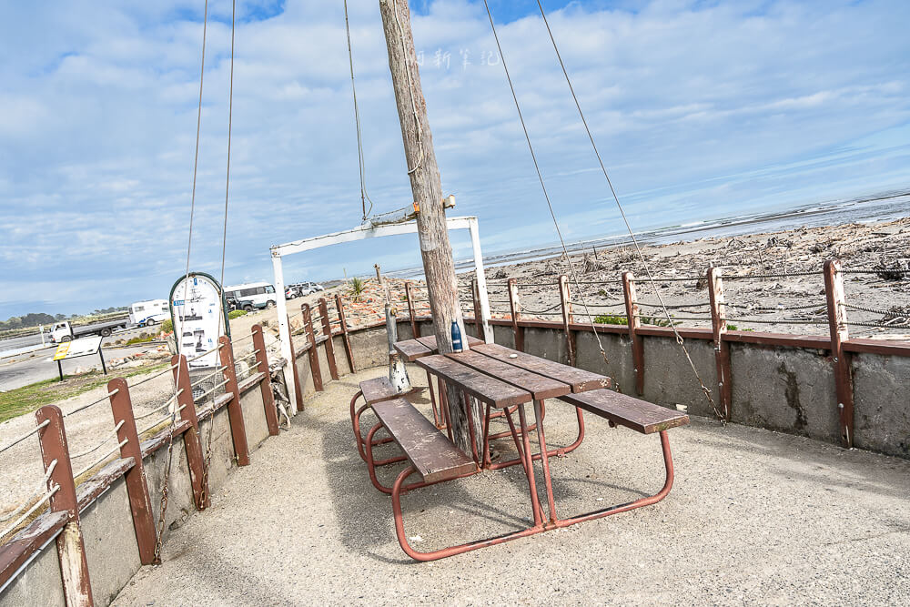 Shipwreck Memorial Hokitika,Hokitika Shipwreck Memorial,Tambo Shipwreck Memorial,Hokitika River bar shipwreck,Hokitika shipwreck history,Hokitika maritime memorial,Hokitika Tambo schooner,Hokitika wrecked ships,West Coast shipwreck site,Hokitika Gibson Quay memorial,Hokitika river mouth wrecks,Hokitika historic shipwreck,Hokitika nautical heritage,Hokitika bar crossing disaster,Hokitika schooner Tambo,Hokitika gold rush shipwrecks,霍基蒂卡Shipwreck Memorial,霍基蒂卡沉船紀念碑,霍基蒂卡沉船,霍基蒂卡海難,霍基蒂卡海事歷史,紐西蘭沉船紀念,紐西蘭西岸沉船,霍基蒂卡河口沉船,霍基蒂卡河口紀念碑,霍基蒂卡纜船Tambo,紐西蘭沉船景點,Hokitika maritime disaster memorial,Shipwreck memorial New Zealand West Coast 