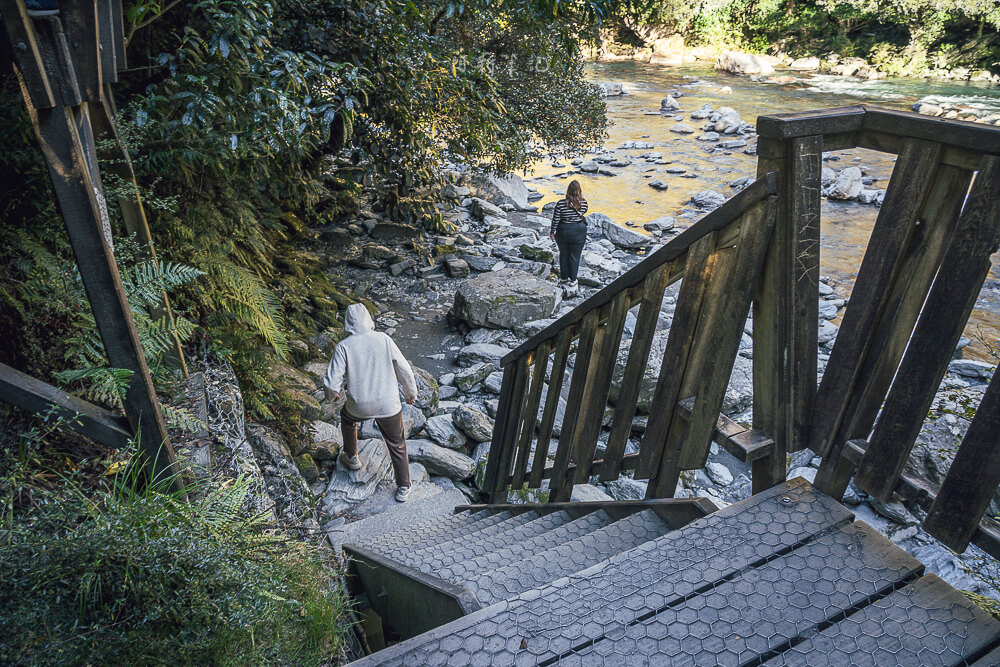 Thunder Creek Falls,紐西蘭Thunder Creek Falls,紐西蘭瀑布推薦,南島瀑布景點,紐西蘭自然景點,Haast瀑布,Haast Pass景點,西岸拍照景點,紐西蘭短步道推薦,紐西蘭森林景點,紐西蘭親子行程,紐西蘭自由行景點,南島自駕行程推薦,紐西蘭拍照打卡景點,Thunder Creek瀑布,Haast打卡景點,紐西蘭西海岸行程,紐西蘭秘境景點,南島旅遊必去,紐西蘭旅遊推薦
