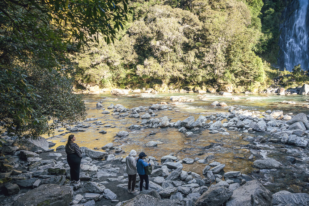 Thunder Creek Falls,紐西蘭Thunder Creek Falls,紐西蘭瀑布推薦,南島瀑布景點,紐西蘭自然景點,Haast瀑布,Haast Pass景點,西岸拍照景點,紐西蘭短步道推薦,紐西蘭森林景點,紐西蘭親子行程,紐西蘭自由行景點,南島自駕行程推薦,紐西蘭拍照打卡景點,Thunder Creek瀑布,Haast打卡景點,紐西蘭西海岸行程,紐西蘭秘境景點,南島旅遊必去,紐西蘭旅遊推薦