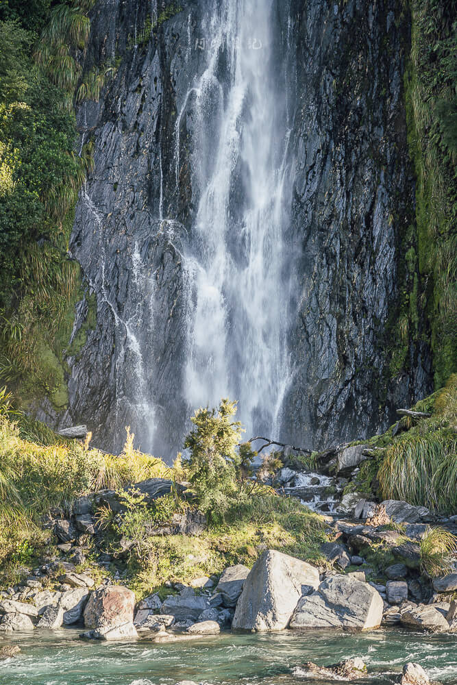 Thunder Creek Falls,紐西蘭Thunder Creek Falls,紐西蘭瀑布推薦,南島瀑布景點,紐西蘭自然景點,Haast瀑布,Haast Pass景點,西岸拍照景點,紐西蘭短步道推薦,紐西蘭森林景點,紐西蘭親子行程,紐西蘭自由行景點,南島自駕行程推薦,紐西蘭拍照打卡景點,Thunder Creek瀑布,Haast打卡景點,紐西蘭西海岸行程,紐西蘭秘境景點,南島旅遊必去,紐西蘭旅遊推薦