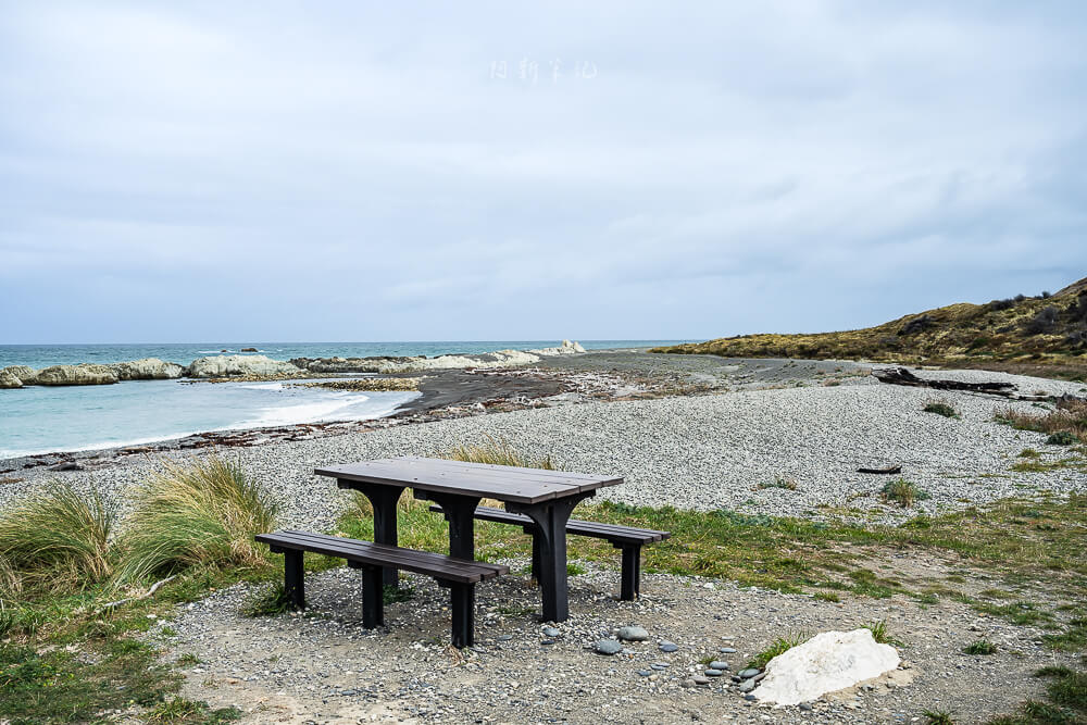 Ward Beach,瓦德海灘,紐西蘭秘境海灘,紐西蘭冷門景點,紐西蘭海岸景點,南島海灘推薦,Marlborough景點,Ward紐西蘭,紐西蘭馬爾堡景點,紐西蘭自然風景,紐西蘭沿海自駕,南島景點推薦,紐西蘭拍照景點,紐西蘭地質景觀,紐西蘭火山岩海岸,紐西蘭自由行,南島海邊推薦,紐西蘭看海景點,紐西蘭少人海灘