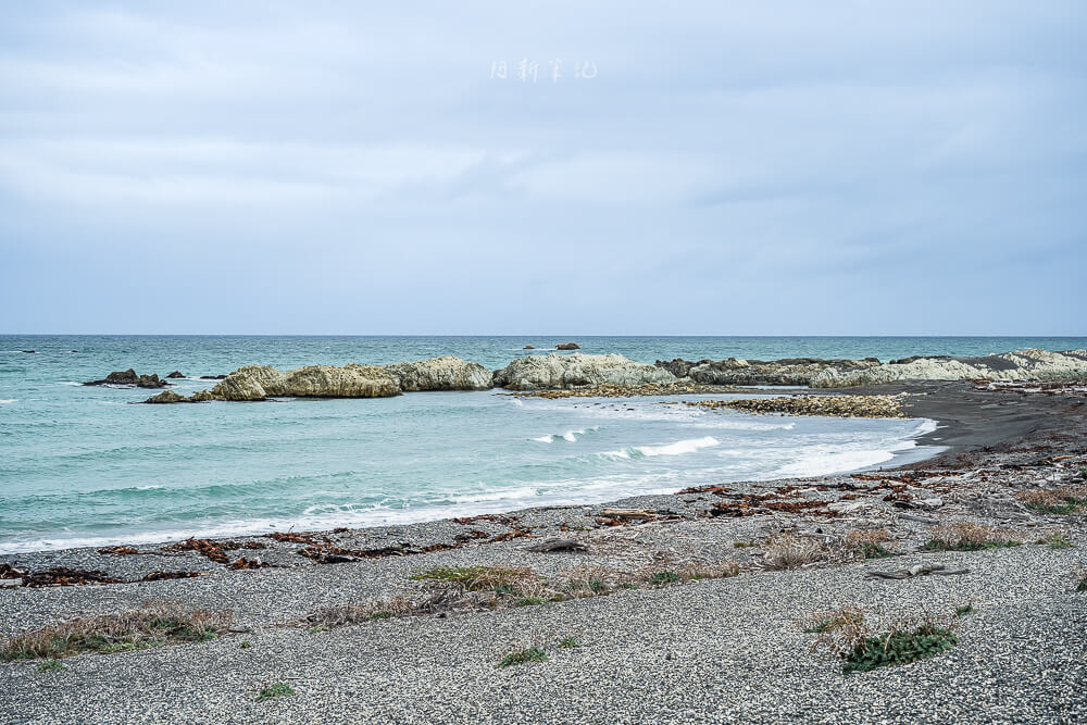 Ward Beach,瓦德海灘,紐西蘭秘境海灘,紐西蘭冷門景點,紐西蘭海岸景點,南島海灘推薦,Marlborough景點,Ward紐西蘭,紐西蘭馬爾堡景點,紐西蘭自然風景,紐西蘭沿海自駕,南島景點推薦,紐西蘭拍照景點,紐西蘭地質景觀,紐西蘭火山岩海岸,紐西蘭自由行,南島海邊推薦,紐西蘭看海景點,紐西蘭少人海灘