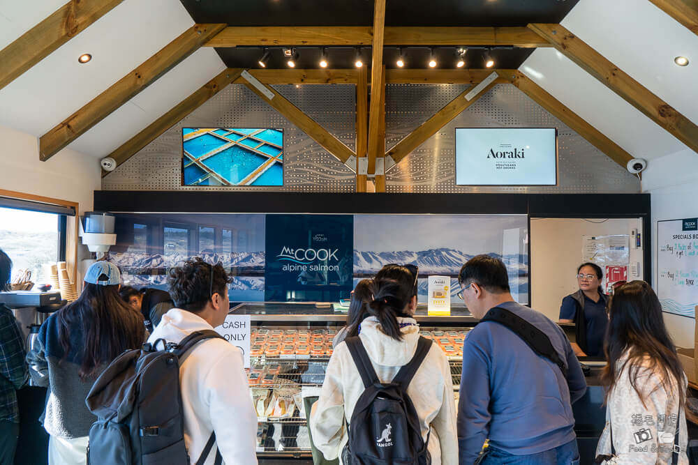 Mt Cook Alpine Salmon Shop,庫克山必吃,庫克山鮭魚,普卡基湖停車景點,普卡基湖生魚片,普卡基湖美食,普卡基湖鮭魚,紐西蘭南島美食,紐西蘭自由行美食,紐西蘭鮭魚生魚片 @捲毛阿偉 Mt Cook Alpine Salmon Shop,普卡基湖鮭魚,普卡基湖生魚片,紐西蘭鮭魚生魚片,普卡基湖美食,庫克山鮭魚,紐西蘭南島美食,普卡基湖停車景點,紐西蘭自由行美食,庫克山必吃
