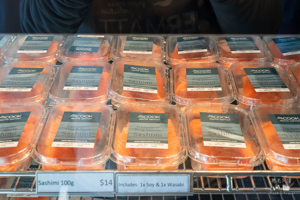 Mt Cook Alpine Salmon Shop,庫克山必吃,庫克山鮭魚,普卡基湖停車景點,普卡基湖生魚片,普卡基湖美食,普卡基湖鮭魚,紐西蘭南島美食,紐西蘭自由行美食,紐西蘭鮭魚生魚片 @捲毛阿偉 Mt Cook Alpine Salmon Shop,普卡基湖鮭魚,普卡基湖生魚片,紐西蘭鮭魚生魚片,普卡基湖美食,庫克山鮭魚,紐西蘭南島美食,普卡基湖停車景點,紐西蘭自由行美食,庫克山必吃