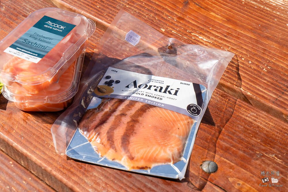 Mt Cook Alpine Salmon Shop,庫克山必吃,庫克山鮭魚,普卡基湖停車景點,普卡基湖生魚片,普卡基湖美食,普卡基湖鮭魚,紐西蘭南島美食,紐西蘭自由行美食,紐西蘭鮭魚生魚片 @捲毛阿偉 Mt Cook Alpine Salmon Shop,普卡基湖鮭魚,普卡基湖生魚片,紐西蘭鮭魚生魚片,普卡基湖美食,庫克山鮭魚,紐西蘭南島美食,普卡基湖停車景點,紐西蘭自由行美食,庫克山必吃