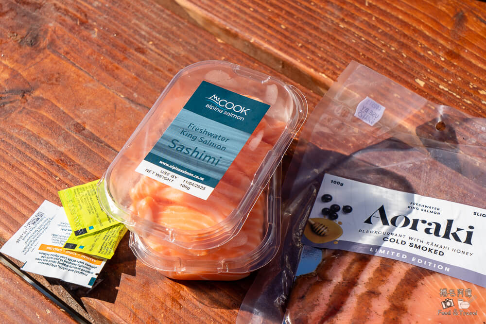 Mt Cook Alpine Salmon Shop,庫克山必吃,庫克山鮭魚,普卡基湖停車景點,普卡基湖生魚片,普卡基湖美食,普卡基湖鮭魚,紐西蘭南島美食,紐西蘭自由行美食,紐西蘭鮭魚生魚片 @捲毛阿偉 Mt Cook Alpine Salmon Shop,普卡基湖鮭魚,普卡基湖生魚片,紐西蘭鮭魚生魚片,普卡基湖美食,庫克山鮭魚,紐西蘭南島美食,普卡基湖停車景點,紐西蘭自由行美食,庫克山必吃