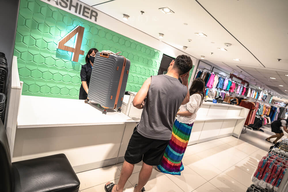 SM City Cebu,sm city cebu 必買,sm city cebu 換錢,宿霧購物,宿霧百貨,宿霧自由行 SM City Cebu SM Store 收銀台購買行李箱