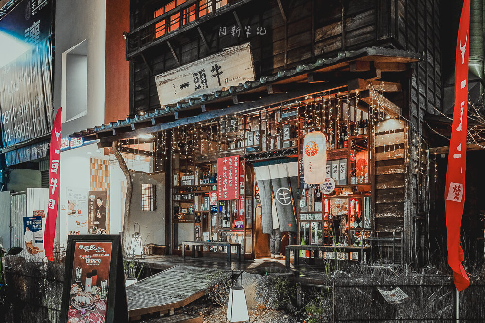 台中 一頭牛日式燒肉公益店 門口暖簾與燈籠夜景