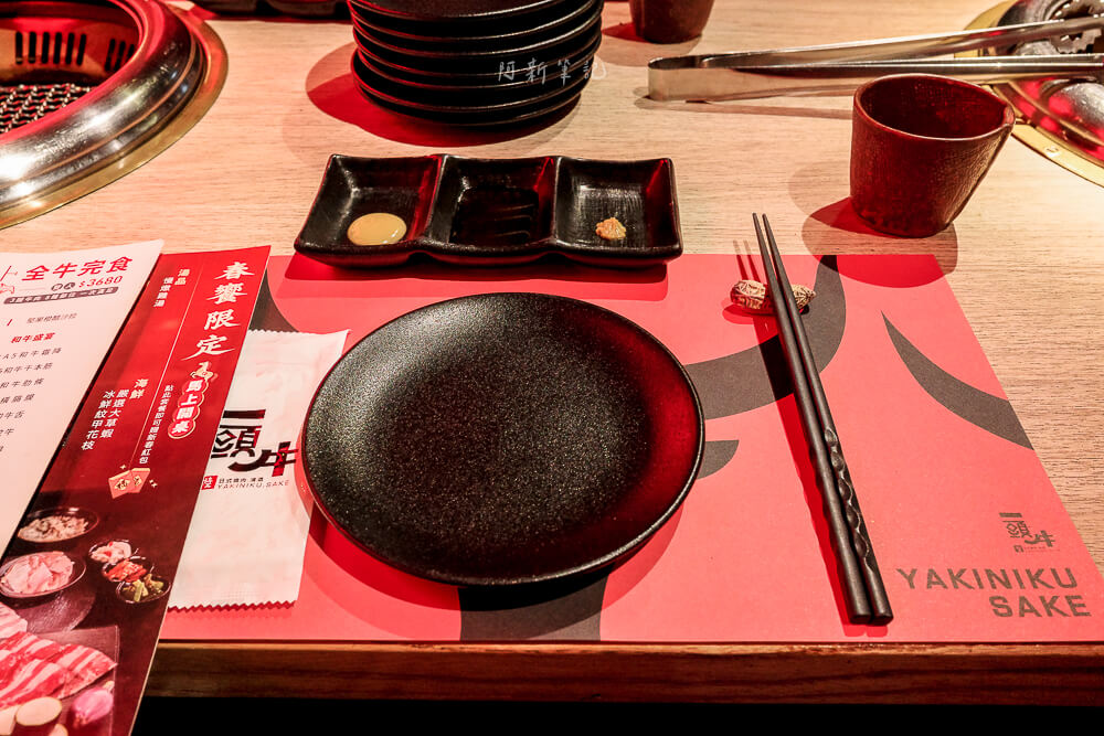 一頭牛日式燒肉公益店,台中美食,南屯美食,公益路美食推薦,一頭牛評價,台中燒肉推薦,一頭牛日式燒肉菜單,台中聚餐餐廳,公益路燒烤 台中 一頭牛日式燒肉公益店 桌面擺設與沾醬碟