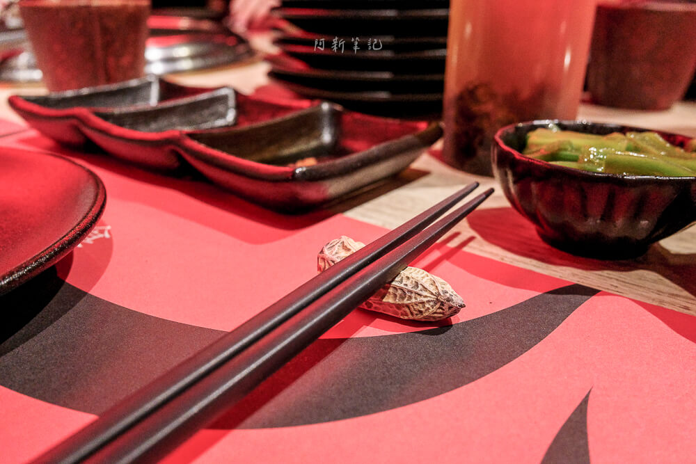 一頭牛日式燒肉公益店,台中美食,南屯美食,公益路美食推薦,一頭牛評價,台中燒肉推薦,一頭牛日式燒肉菜單,台中聚餐餐廳,公益路燒烤 台中 一頭牛日式燒肉公益店 花生造型筷架細節