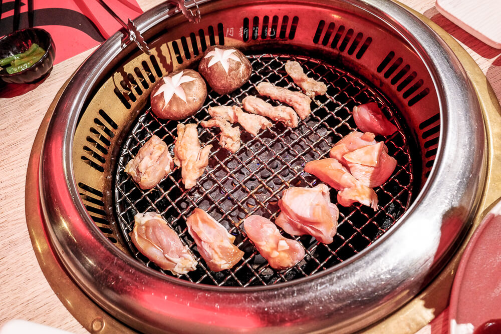 一頭牛日式燒肉公益店,台中美食,南屯美食,公益路美食推薦,一頭牛評價,台中燒肉推薦,一頭牛日式燒肉菜單,台中聚餐餐廳,公益路燒烤 台中 一頭牛日式燒肉公益店 炭烤雞腿肉與香菇