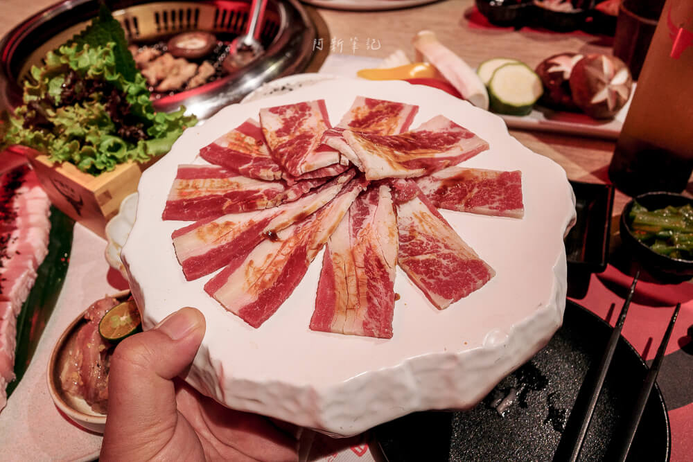 一頭牛日式燒肉公益店,台中美食,南屯美食,公益路美食推薦,一頭牛評價,台中燒肉推薦,一頭牛日式燒肉菜單,台中聚餐餐廳,公益路燒烤 台中 一頭牛日式燒肉公益店 油花細密的牛肉薄片