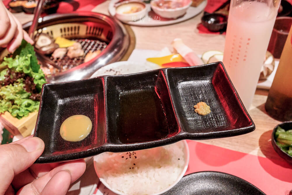一頭牛日式燒肉公益店,台中美食,南屯美食,公益路美食推薦,一頭牛評價,台中燒肉推薦,一頭牛日式燒肉菜單,台中聚餐餐廳,公益路燒烤 台中 一頭牛日式燒肉公益店 三格沾醬碟特寫