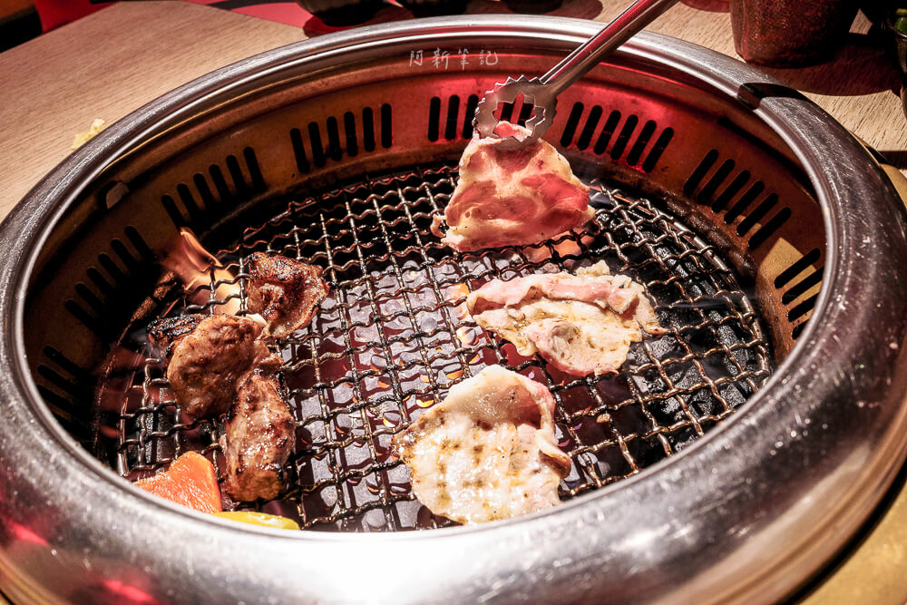 一頭牛日式燒肉公益店,台中美食,南屯美食,公益路美食推薦,一頭牛評價,台中燒肉推薦,一頭牛日式燒肉菜單,台中聚餐餐廳,公益路燒烤 台中 一頭牛日式燒肉公益店 炭火烤肉過程