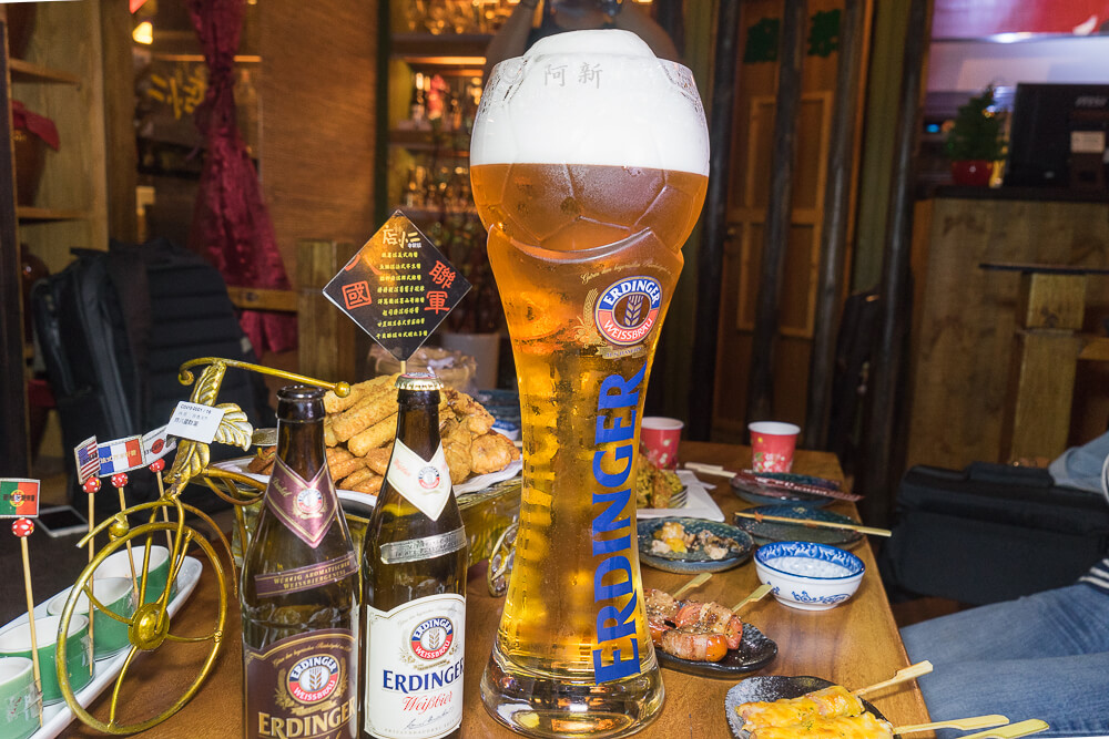 这杯是谁要喝?3000cc的冠军足球杯,是奖杯还是酒杯啦!