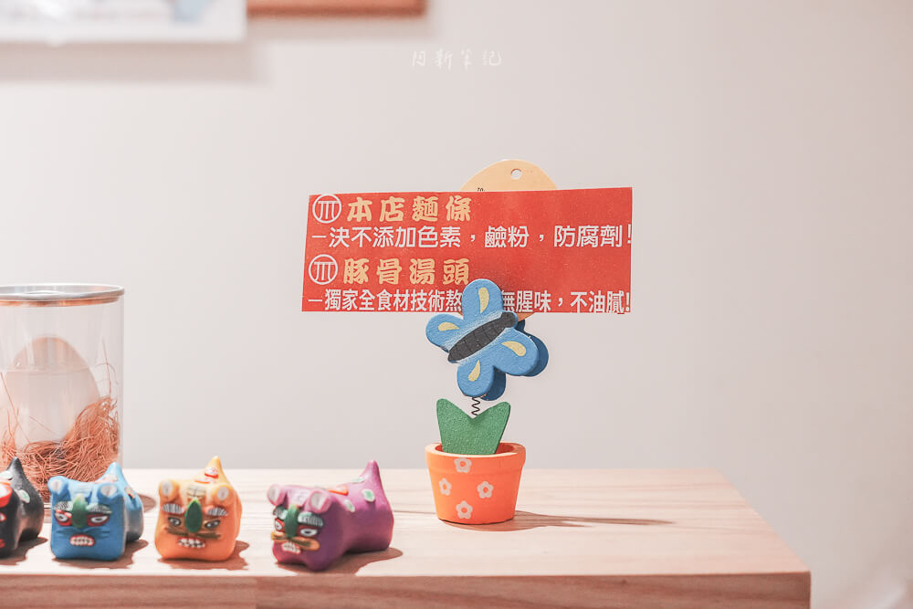 信川屋,信川屋拉麵,台中拉麵推薦,台中美食推薦,日式拉麵,勤美美食推薦,拉麵必吃 台中 信川屋 桌上招財貓與堅持說明卡