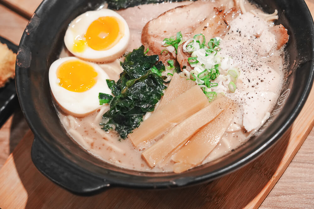 信川屋,信川屋拉麵,台中拉麵推薦,台中美食推薦,日式拉麵,勤美美食推薦,拉麵必吃 台中 信川屋 豚骨砂鍋拉麵配料特寫