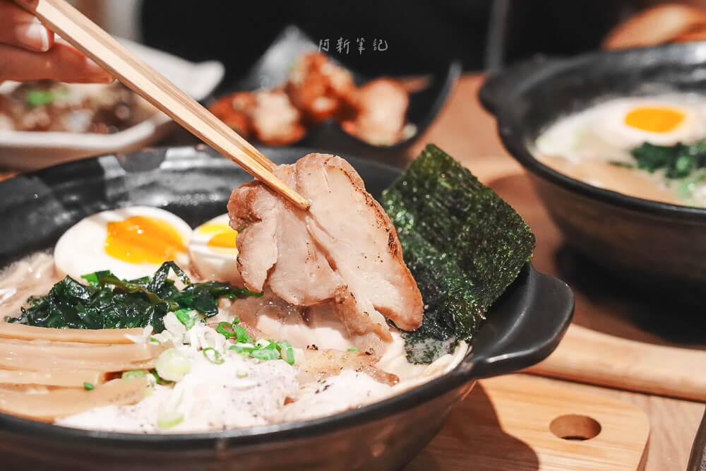信川屋,信川屋拉麵,台中拉麵推薦,台中美食推薦,日式拉麵,勤美美食推薦,拉麵必吃 台中 信川屋 叉燒肉片特寫
