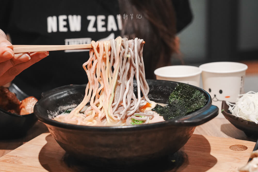 台中 信川屋 彩虹麵條夾起