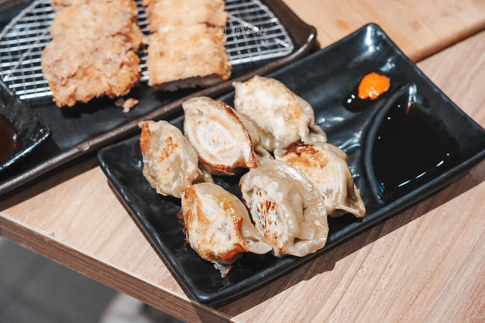 信川屋,信川屋拉麵,台中拉麵推薦,台中美食推薦,日式拉麵,勤美美食推薦,拉麵必吃 台中 信川屋 香煎煎餃