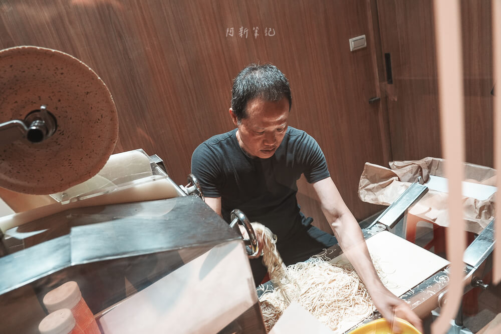 信川屋,信川屋拉麵,台中拉麵推薦,台中美食推薦,日式拉麵,勤美美食推薦,拉麵必吃 台中 信川屋 老闆現場製作手工麵