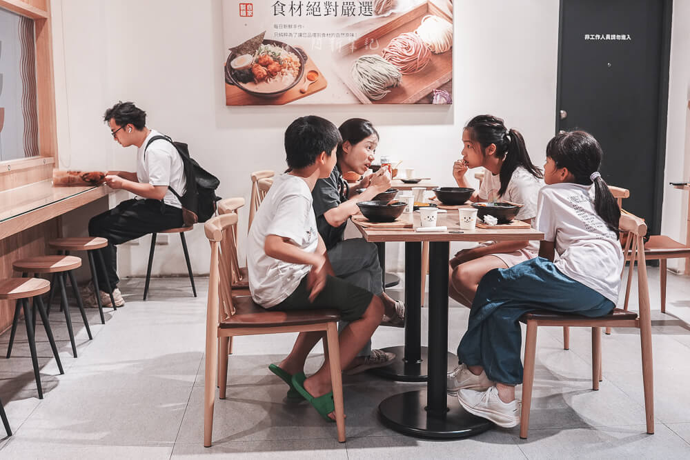 信川屋,信川屋拉麵,台中拉麵推薦,台中美食推薦,日式拉麵,勤美美食推薦,拉麵必吃 台中 信川屋 一家人用餐氛圍