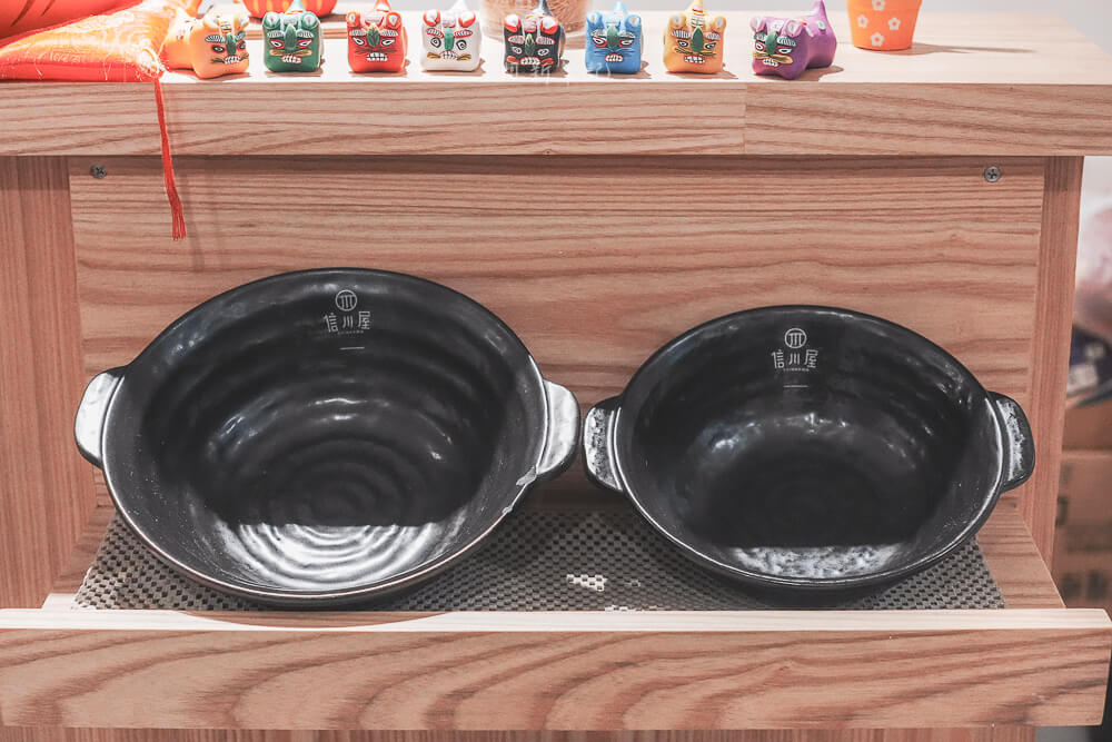 信川屋,信川屋拉麵,台中拉麵推薦,台中美食推薦,日式拉麵,勤美美食推薦,拉麵必吃 台中 信川屋 招牌黑砂鍋展示