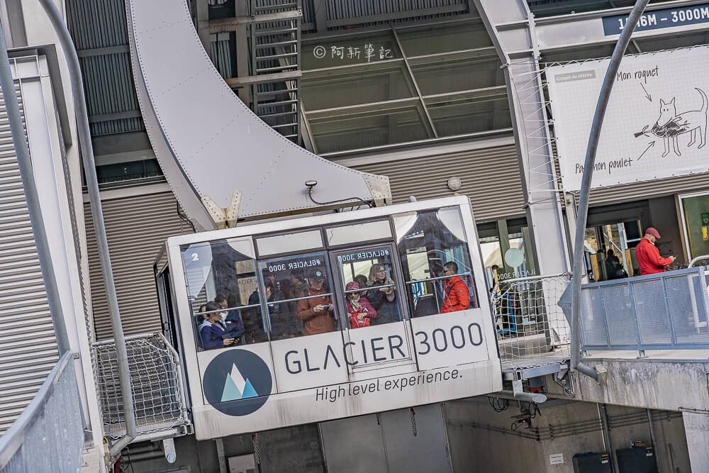 Glacier 3000 白色纜車車廂進站
