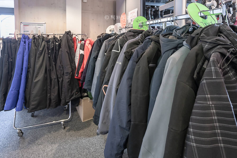 Glacier 3000 紀念品店外套區