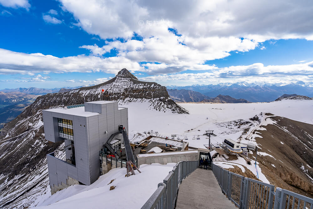 Glacier 3000 吊橋上俯瞰山頂站
