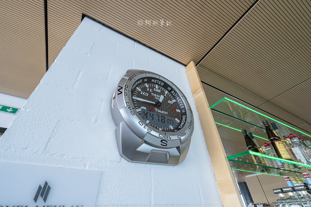 Glacier 3000 餐廳內 Tissot 大錶