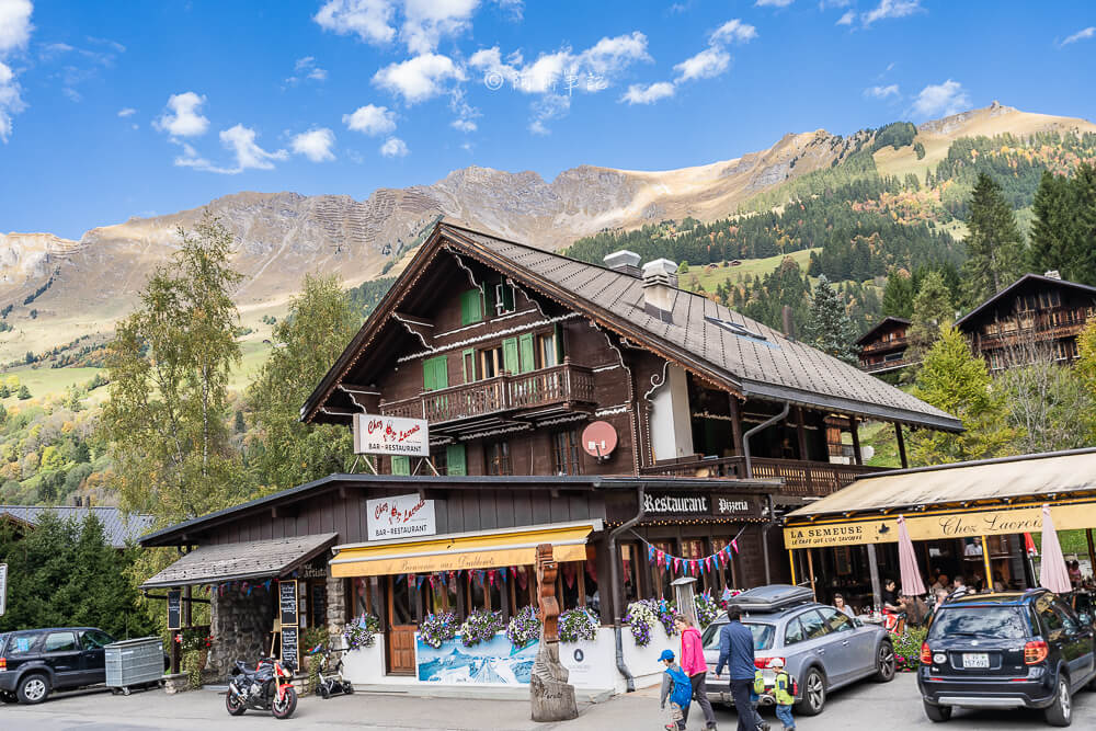 Glacier 3000 山腳木造小屋與商店