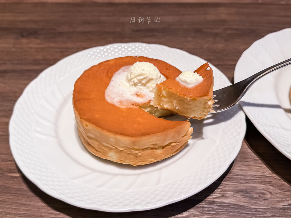 星乃珈琲店,星乃咖啡,台北咖啡廳,台北美食,Hoshino Coffee,星乃珈琲店菜單,星乃珈琲店價格,星乃珈琲 台北 星乃珈琲店 舒芙蕾鬆餅切面