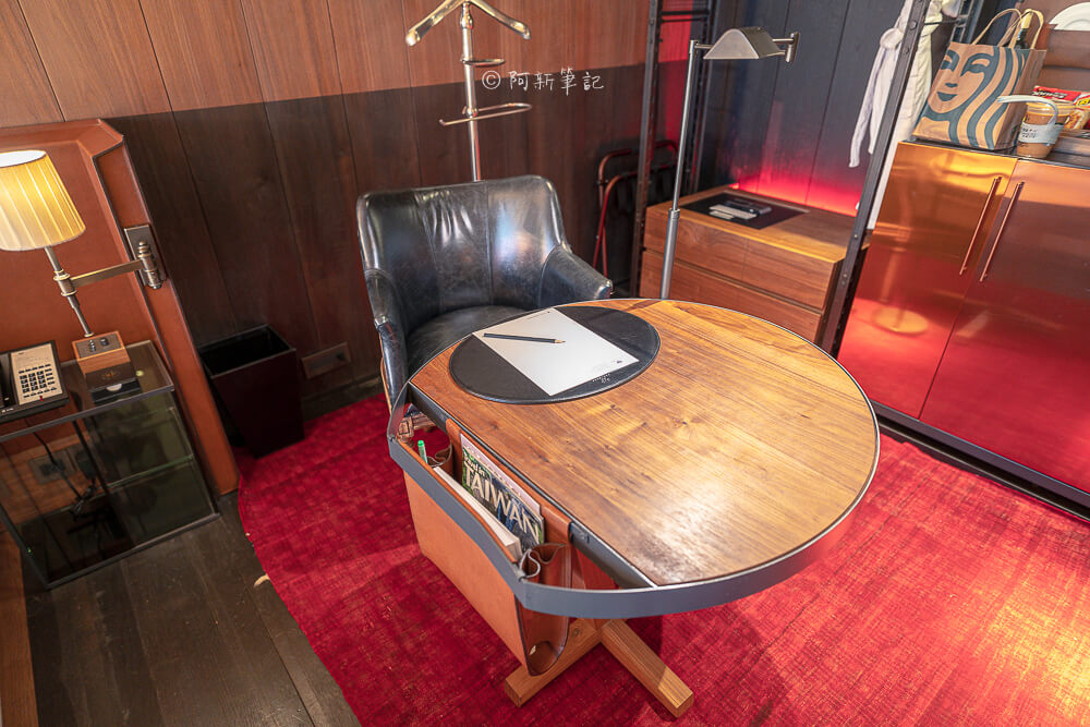 賦樂旅居,賦樂旅居評價,HOTEL PROVERBS TAIPEI,台北東區飯店,忠孝復興住宿,台北設計旅店 賦樂旅居 圓形書桌與皮革單椅