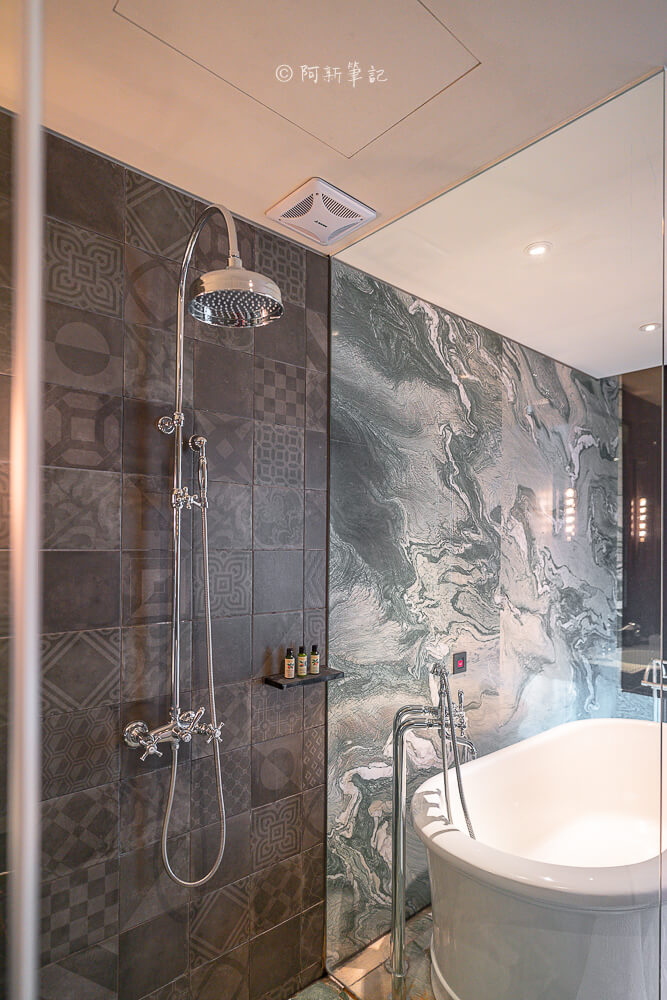 賦樂旅居,賦樂旅居評價,HOTEL PROVERBS TAIPEI,台北東區飯店,忠孝復興住宿,台北設計旅店 賦樂旅居 大理石浴室與獨立浴缸