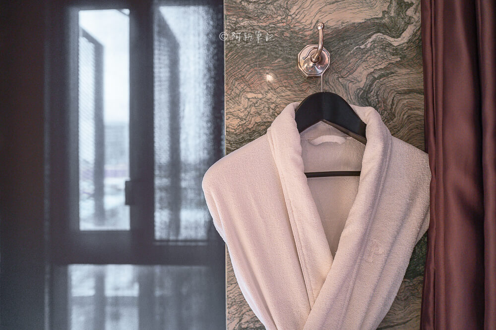 賦樂旅居,賦樂旅居評價,HOTEL PROVERBS TAIPEI,台北東區飯店,忠孝復興住宿,台北設計旅店 賦樂旅居 浴袍