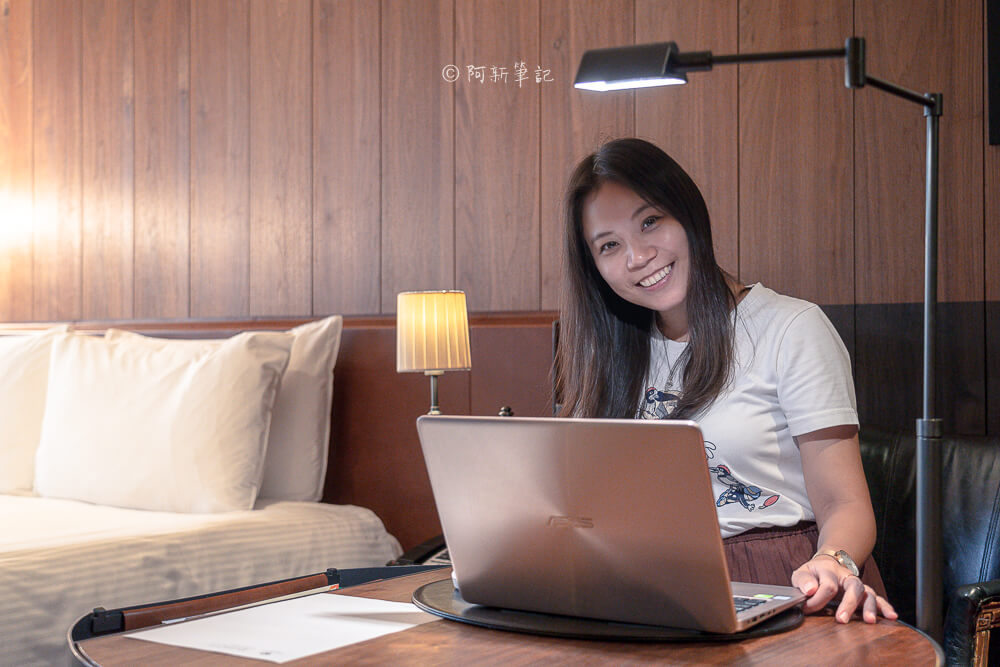 賦樂旅居,賦樂旅居評價,HOTEL PROVERBS TAIPEI,台北東區飯店,忠孝復興住宿,台北設計旅店 賦樂旅居 書桌前使用筆電