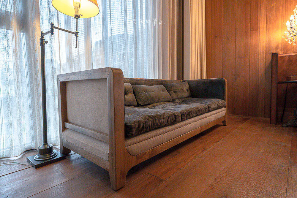 賦樂旅居,賦樂旅居評價,HOTEL PROVERBS TAIPEI,台北東區飯店,忠孝復興住宿,台北設計旅店 賦樂旅居 窗邊沙發與立燈
