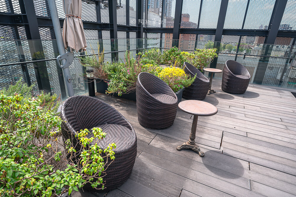 賦樂旅居,賦樂旅居評價,HOTEL PROVERBS TAIPEI,台北東區飯店,忠孝復興住宿,台北設計旅店 賦樂旅居 頂樓露台藤編座椅